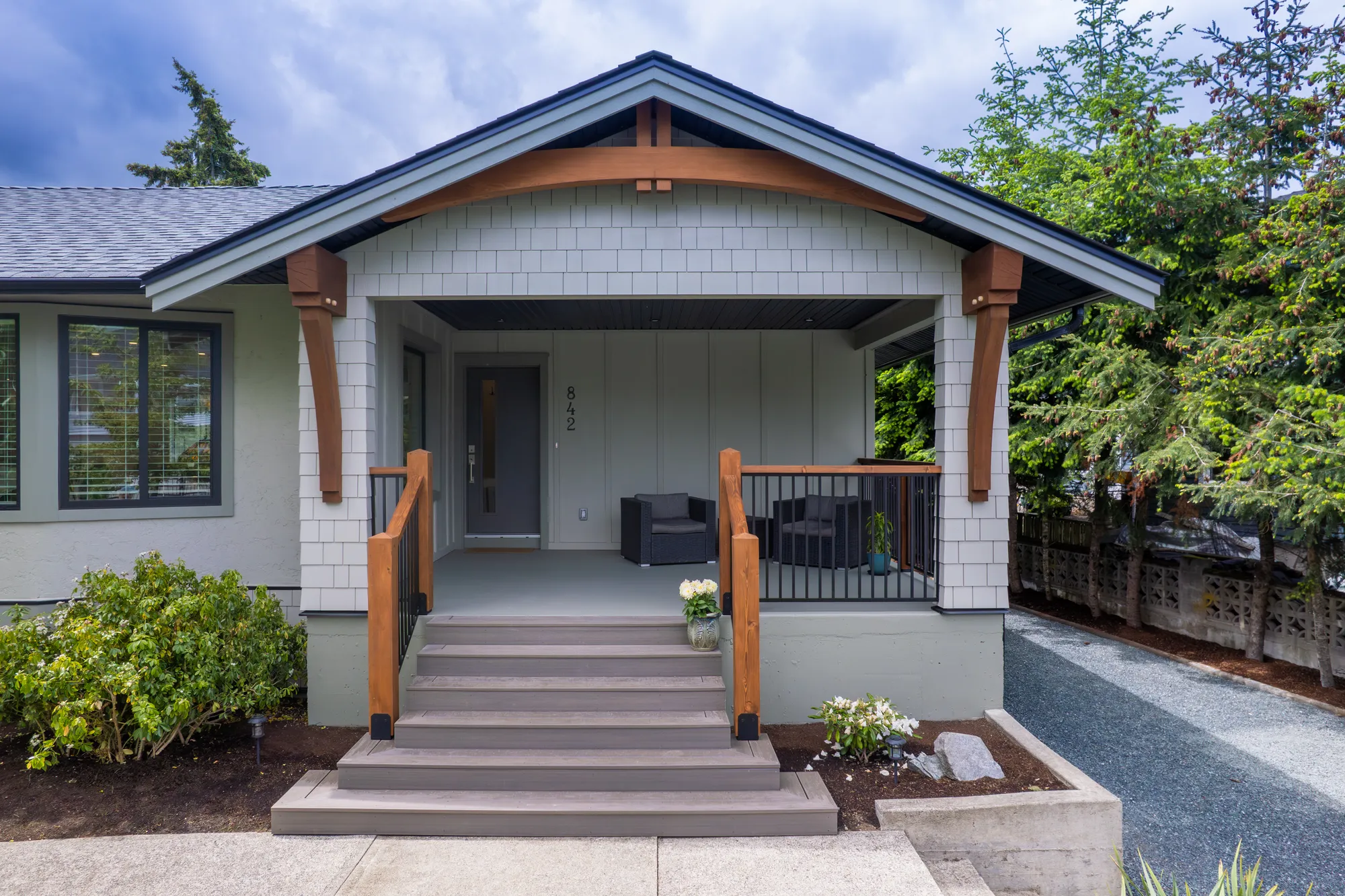 exterior of full home renovation by Arama Building in Parksville/Qualicum Beach
