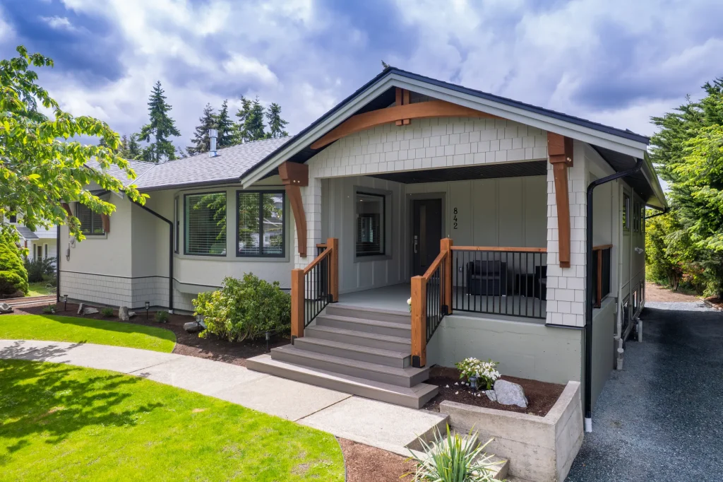 exterior of full home renovation by Arama Building in Parksville/Qualicum Beach