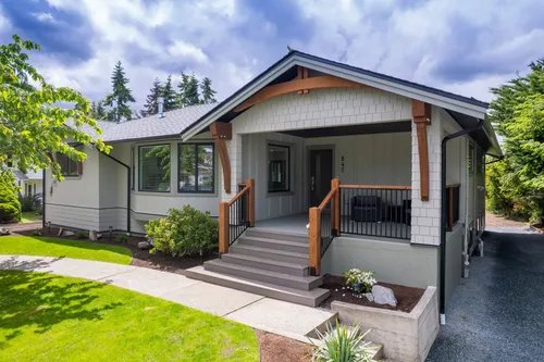 exterior of full home renovation by Arama Building in Parksville/Qualicum Beach
